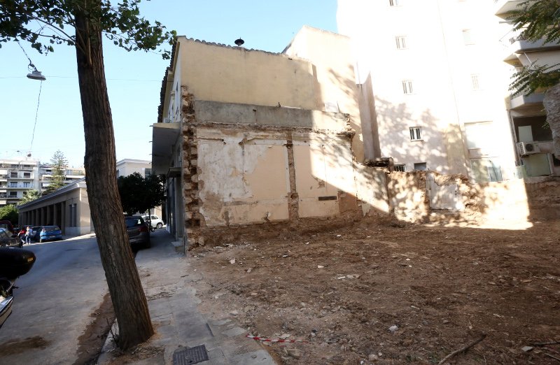 Χώμα και μπάζα εκεί όπου άλλοτε στεγαζόταν το Αυγό του Κόκκορα