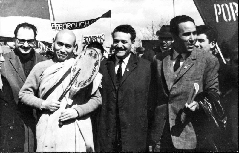 Από αριστερά: Λεωνίδας Κύρκος, ο βουδιστής ιερέας, ο Μανώλης Γλέζος και ο Γρηγόρης Λαμπράκης Φωτογραφία: ΑΡΧΕΙΟ Μ.Νταλούκας