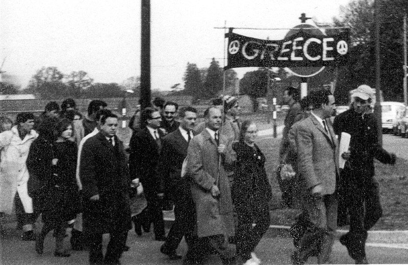Το πανό που κρατούσε η ελληνική αντιπροσωπεία, έγραφε από την μία μεριά GREECE και από την άλλη ΕΛΛΑΣ -Φωτογραφία: ΑΡΧΕΙΟ Μ.Νταλούκας