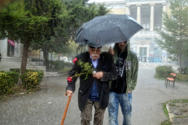 Ο Μανώλης Γλέζος υπό βροχή στο Πολυτεχνείο / Φωτογραφία: Eurokinissi
