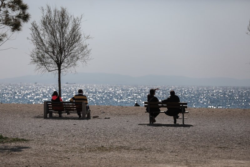 Κόσμος στην Γλυφάδα/ Φωτογραφία: EUROKINISSI