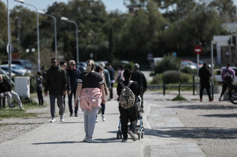 Κόσμος στην Γλυφάδα/ Φωτογραφία: EUROKINISSI