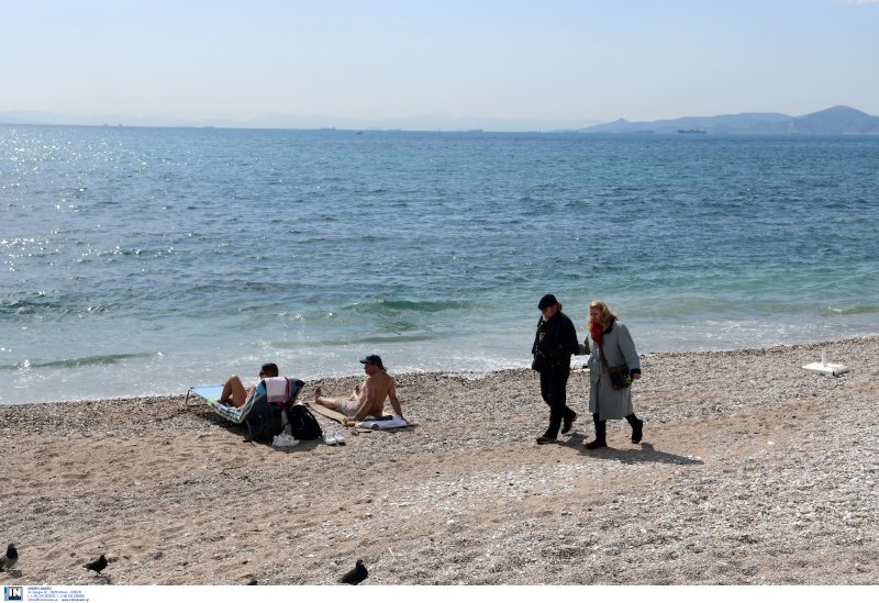 Κάνουν μπάνιο στον Φλοίσβο/ Φωτογραφία: INTIME News