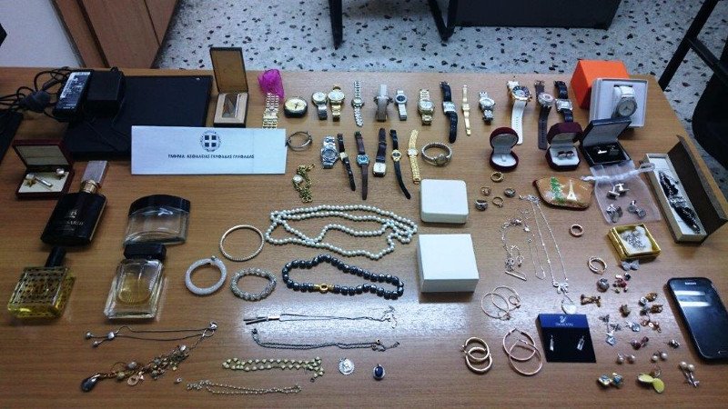 Οι δύο ληστές έπαιρναν ακόμα και τις κολόνιες από τα σπίτια