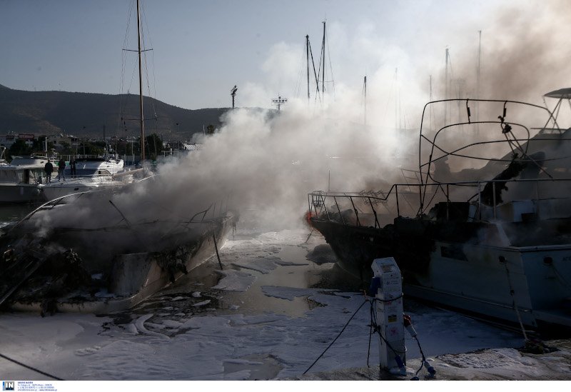 Φωτιά σε σκάφη στη Γλυφάδα