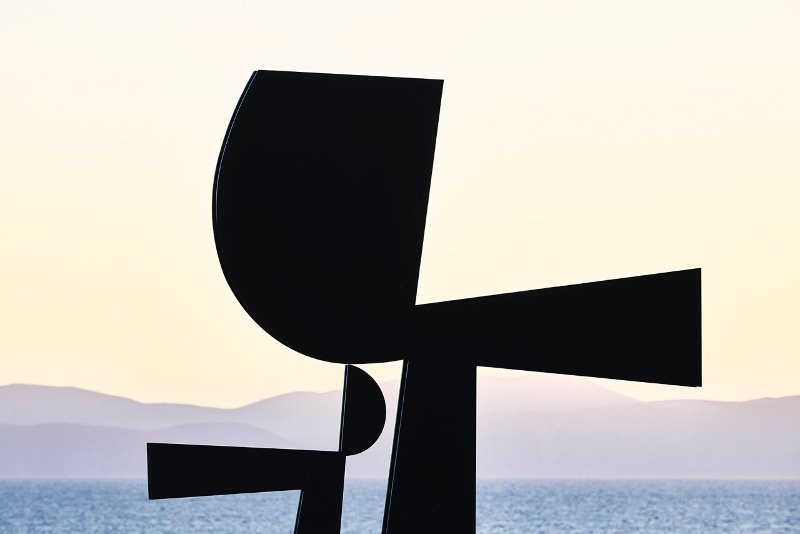 Το γλυπτό του Γιάννη Μόραλη, «Αίγινα» (2004), στην μόνιμη θέση του στο ομώνυμο νησί (φωτογραφία Laurent Fabre).