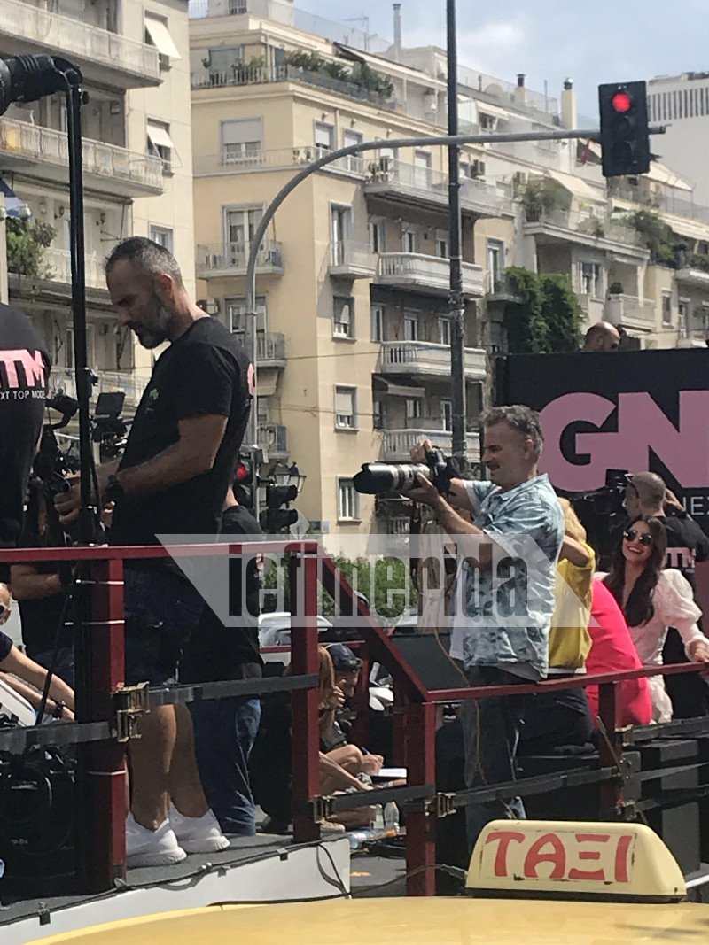 Η Ηλιάνα Παπαγεωργίου φαίνεται να απολαμβάνει τη δοκιμασία του GNTM στο κέντρο της Αθήνας