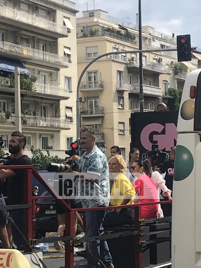 Η Ελενα Χριστοπούλου στο φορτηγό που πέρασε από το κέντρο της Αθήνας