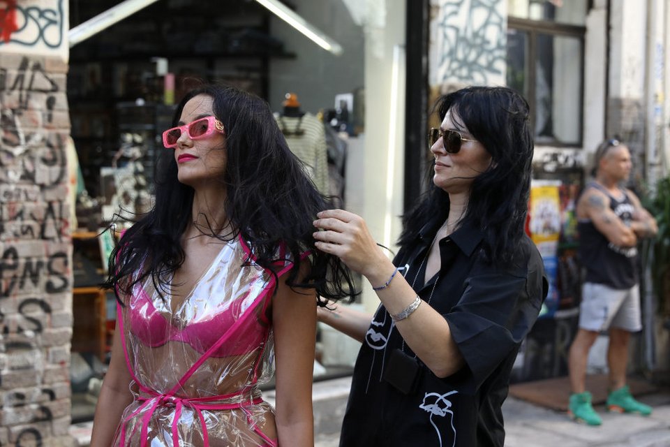 Η Ζενεβιέβ προετοιμάζει τα μοντέλα για το γύρισμα του GNTM 2