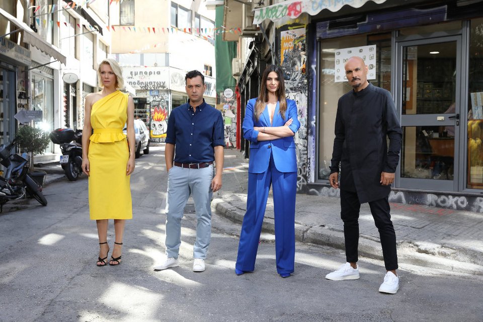 Η ιδιότυπη πασαρέλα στα στενά της Αθήνας καταλήγει στην τετράδα της κριτικής επιτροπής