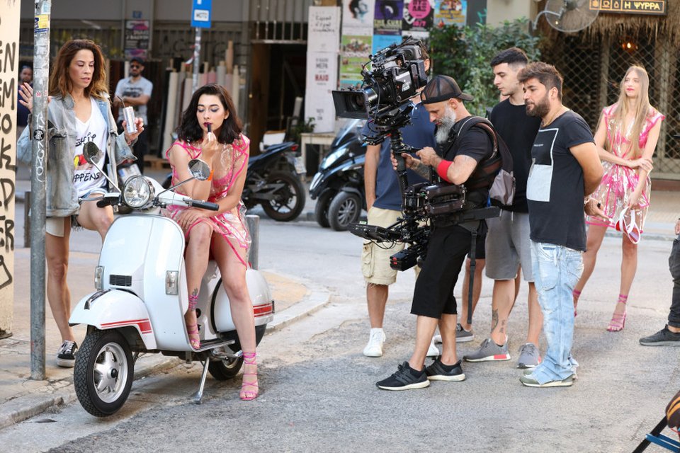 Τα μοντέλα βρέθηκαν στο κέντρο της Αθήνας μαζί με τους κριτές για το πρόμο του GNTM 2