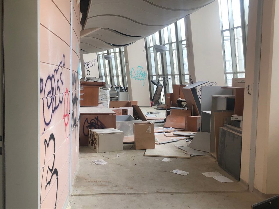 Τα πλαινά γραφεία κάτω από την εξέδρα