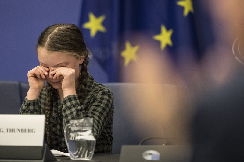 Η Γκρέτα Τούνμπεργκ σκουπίζει τα δάκρυά της