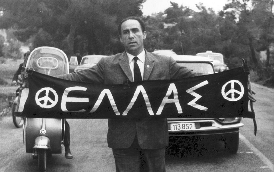 Ο βουλευτής Γρηγόρης Λαμπράκης βαδίζει στην πρώτη απαγορευμένη Πορεία Ειρήνης (21 Απριλίου 1963)