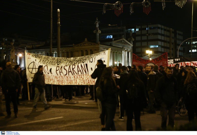 Σε εξέλιξη η πορεία της την 11η επέτειο δολοφονίας του Αλ. Γρηγορόπουλου στην Αθήνα