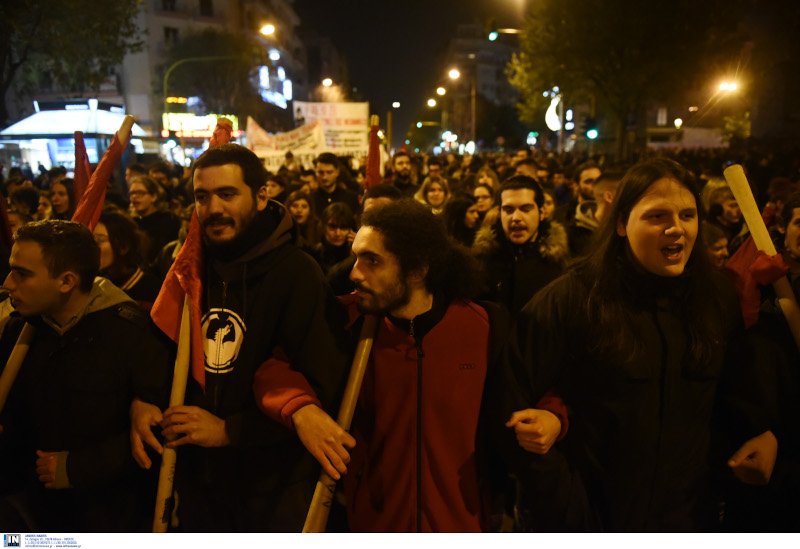 Σε εξέλιξη βρίσκεται αυτή την ώρα και η συγκέντρωση αντιεξουσιαστών στην πλατεία της Καμάρας, στη Θεσσαλονίκη