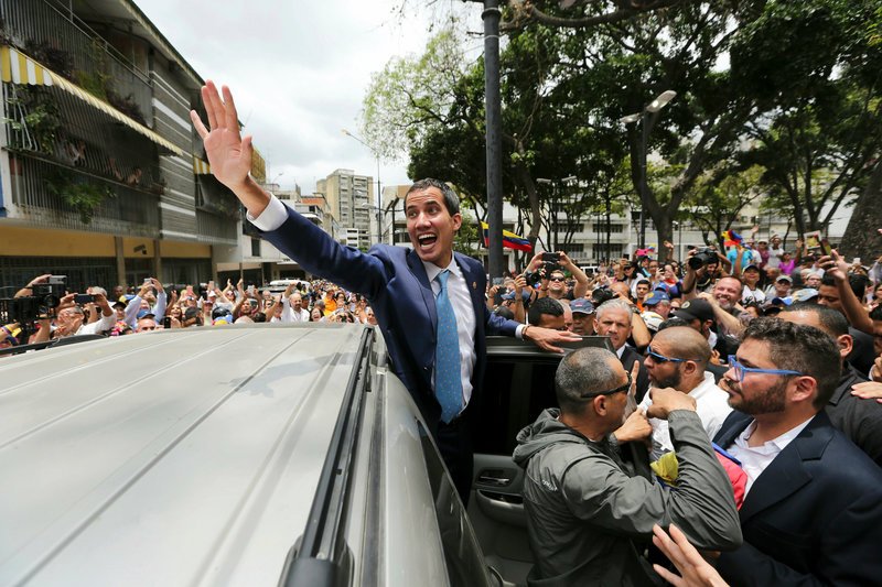 Ο Χουάν Γκουαϊδό χαιρετά τα πλήθη-Φωτογραφία: AP Photo/Fernando Llano