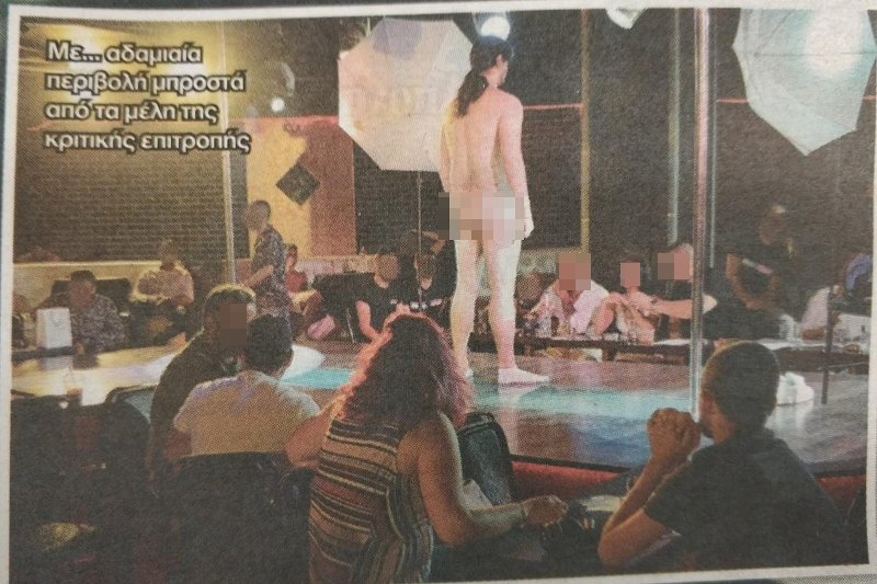 Αντρας γυμνός επάνω σε σκηνή