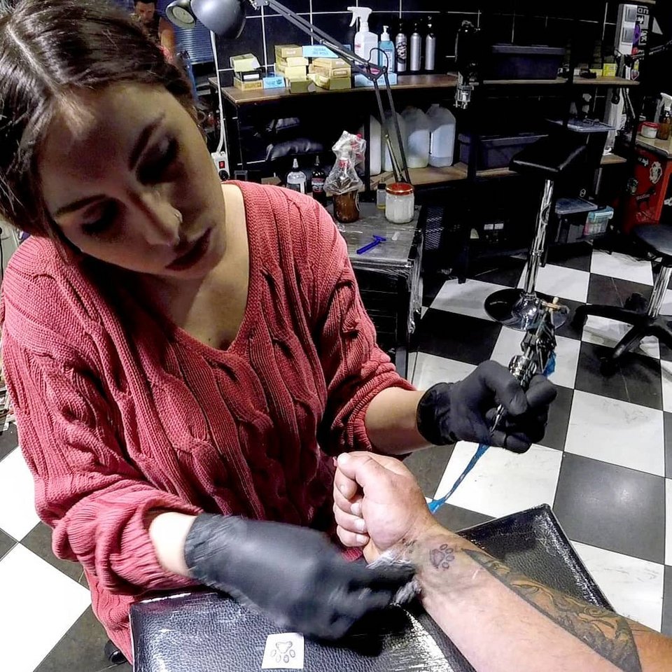 Tattoo artist στη Θεσσαλονίκη «χτύπησε» στο δεξί χέρι του Ντιν την πατούσα της γάτας Νάλα / Φωτογραφία: Instagram