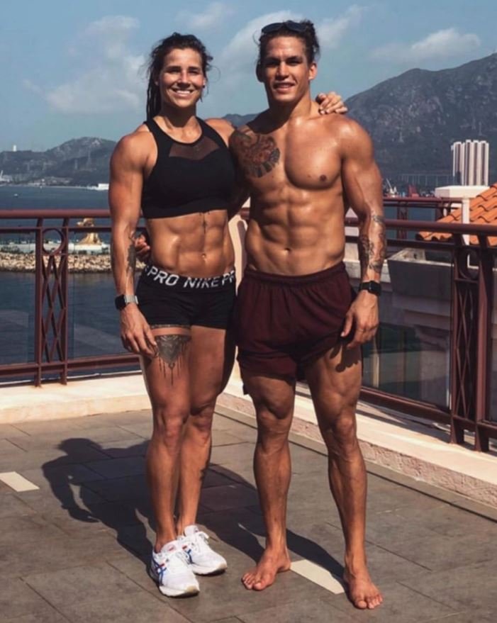 Αυτό το γυμνασμένο ζευγάρι, είναι όντως ζευγάρι και όχι αδέρφια