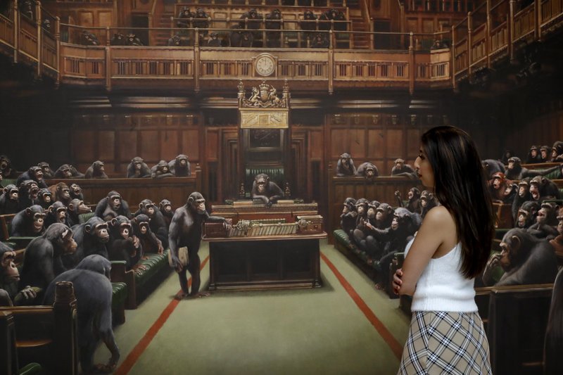 Γυναίκα μπροστά σε πίνακα του Banksy