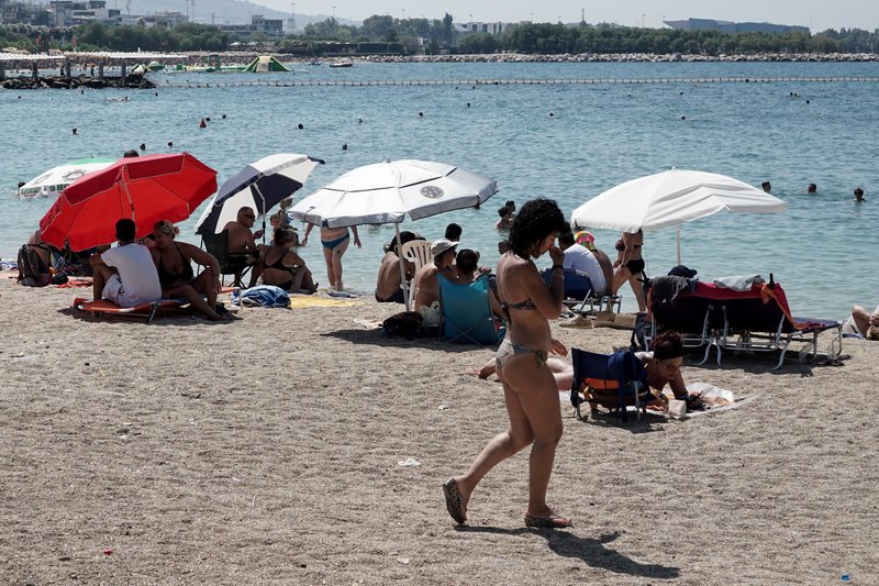 Κόσμος κάνει ηλιοθεραπεία