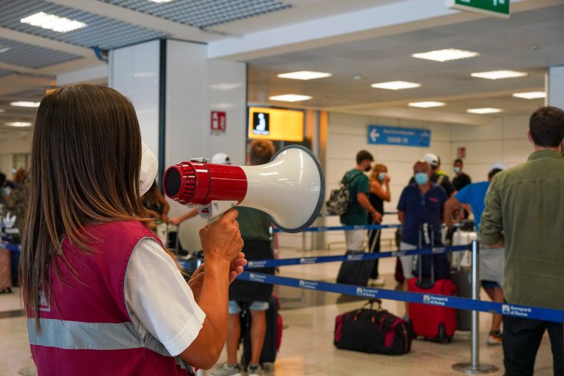 Ουρές για ένα τεστ κορωνοϊού στο αεροδρόμιο της Ρώμης / Φωτογραφία: AP IMAGES