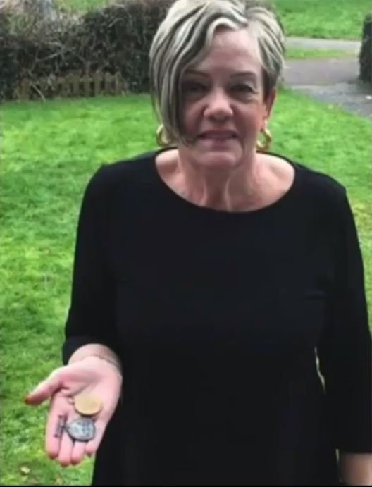 Η Τζόσελιν Τρεντ με τα μετάλλια του παππού της 