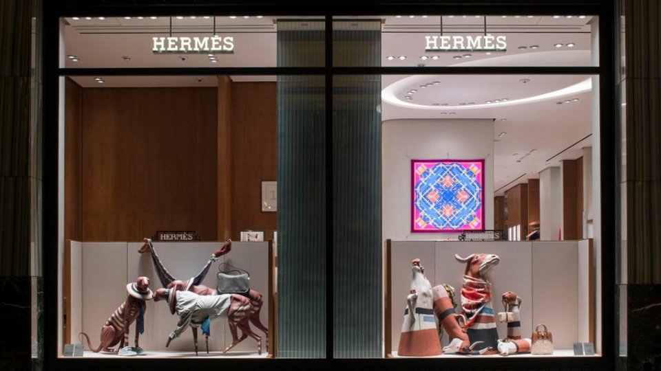 Πρωτοπόρος ως προς και τη χωροταξία ο Οίκος Hermès εδώ και χρόνια. Τώρα διανύει τη δεύτερη φάση του μετά την επέκταση, ενώ ετοιμάζει μια μεγάλη έκπληξη για την 25η Μαρτίου!