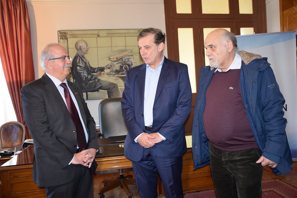 Αριστερά ο δήμαρχος Χαλκιδέων Χρήστος Παγώνης, στο μέσον ο πρύτανης ΕΚΠΑ Θ. Δημόπουλος