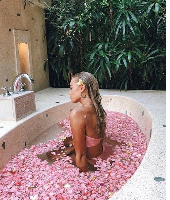 Διάσημα μοντέλα και influencers φωτογραφίζονται μέσα σε μπανιέρες γεμάτες με ροδοπέταλα