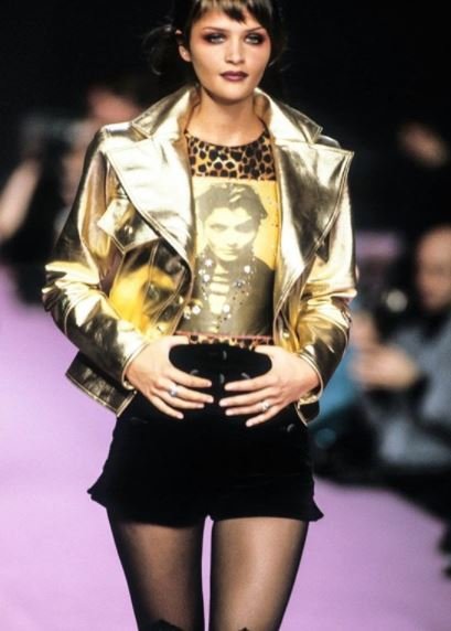 Η Έλενα Κρίστενσεν στην επίδειξη μόδας του Christian Lacroix το 1994