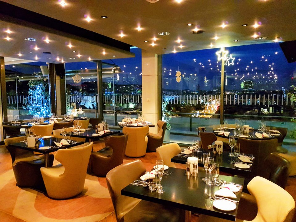 Ο μοντέρνος χώρος του Galaxy Bar & Restaurant στο ξενοδοχείο Hilton
