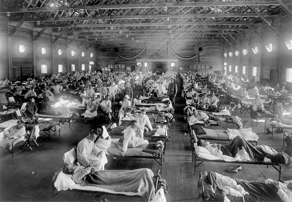 Aσθενείς από γρίπη στο Fort Riley, Kansas, ΗΠΑ, το 1918. (National Museum of Health / AP)