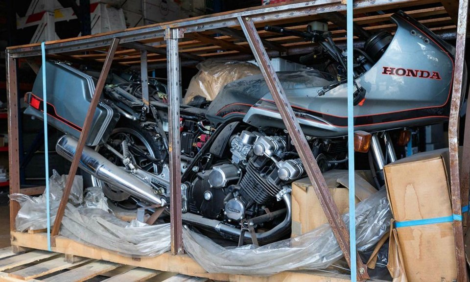 η Honda CBX του 1981, είναι σαν να ανακαλύπτουμε έναν ζωντανό δεινόσαυρο