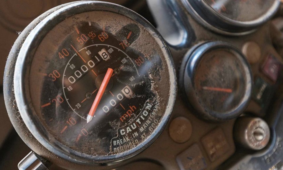 Το οδόμετρο σταματημένο στα 2,8 χλμ και ένα παχύ στρώμα σκόνης