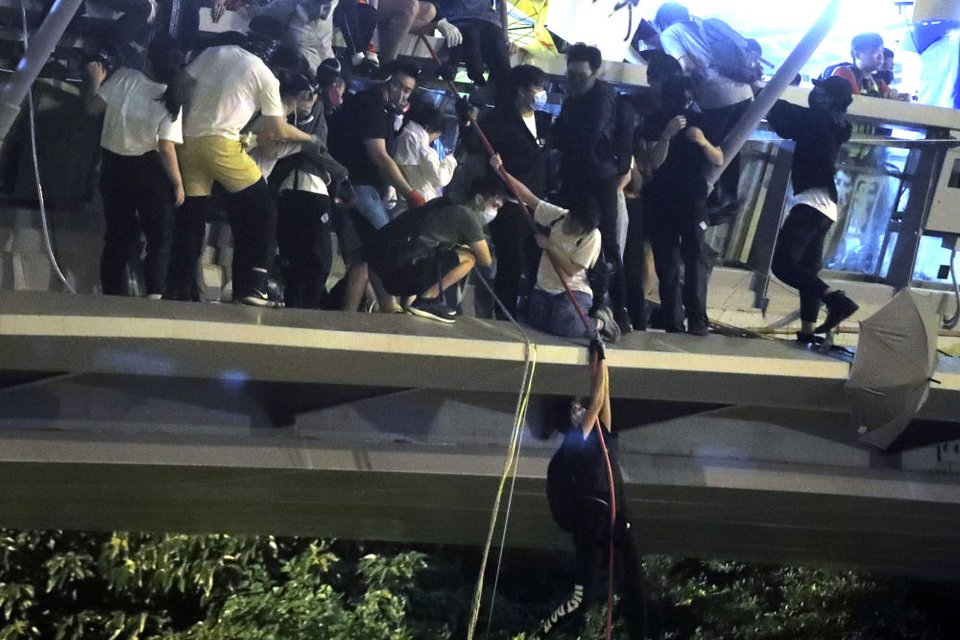 Με σχοινιά κατεβαίνουν οι διαδηλωτές από πεζογέφυρα προκειμένου να διαφύγουν της σύλληψης στο Χονγκ Κονγκ