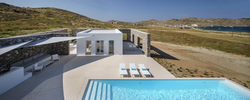 Το Hug House πήρε το όνομά του από τους εξωτερικούς πέτρινους τοίχους του, οι οποίοι τυλίγουν το συγκρότημα δύο σπιτιών, μια αυλή και μια πισίνα σε μια προστατευτική αγκαλιά.