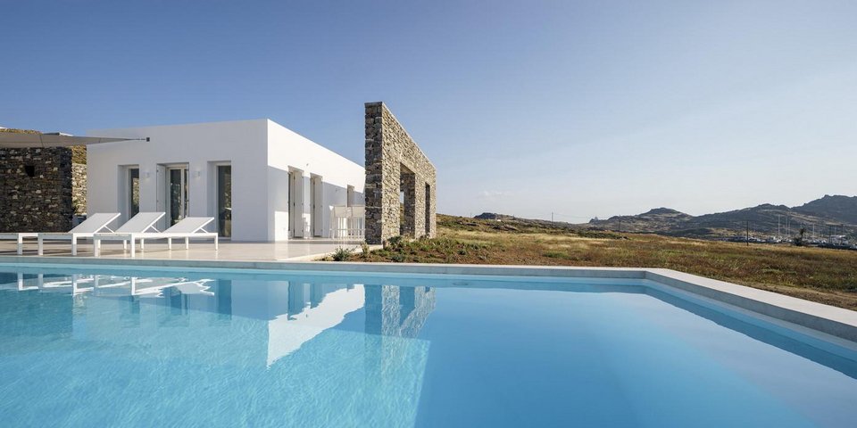 Η πισίνα βρίσκεται ανάμεσα στις δύο κατοικίες