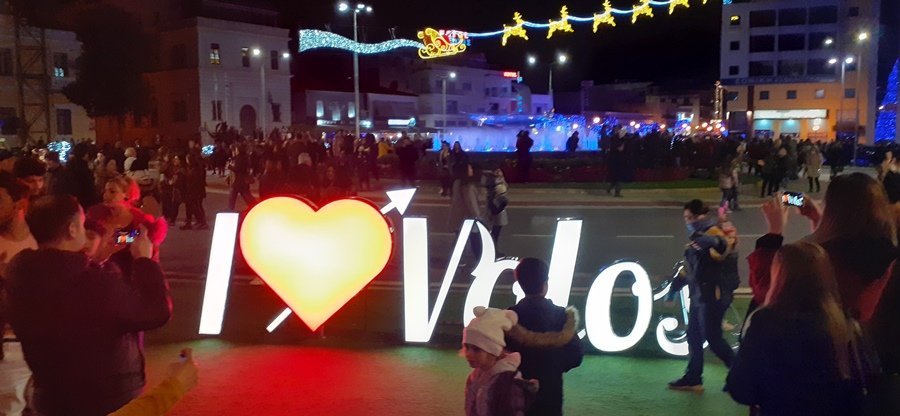 Ένα μεγάλο φωτεινό σώμα στην πλατεία αναγράφει «I Love Volos»