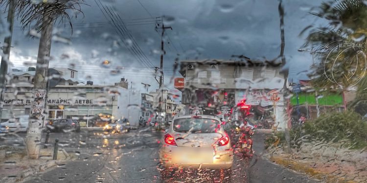 Σφοδρή η βροχόπτωση στο Ηράκλειο το απόγευμα του Σαββάτου