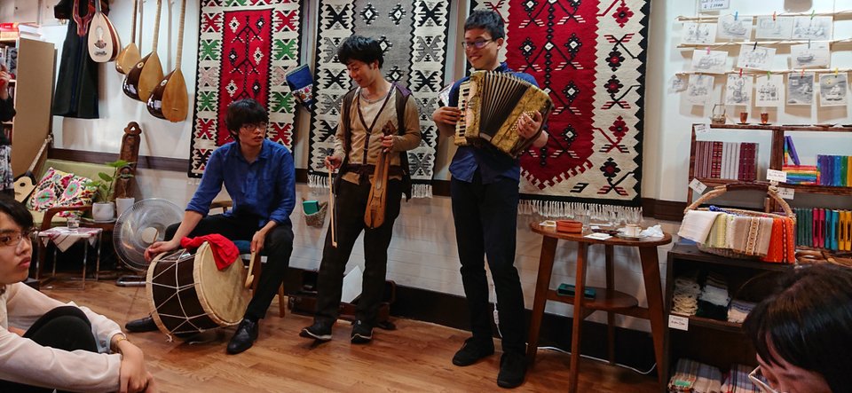 Ιάπωνες με μουσικα οργανα 