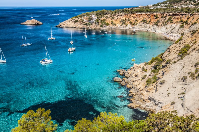 Το ζευγάρι θα έχει τον χρόνο για να ανακαλύψει την νυχτερινή ζωή της Ίμπιζα αλλά και να ανακαλύψει τις ομορφιές της περιοχής/Φωτογραφία: Shutterstock