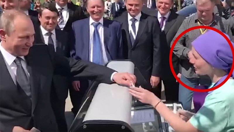 H ίδια γυναίκα φέρεται να είχε πουλήσει παγωτό στον Πούτιν στην ίδια έκθεση το 2017 / Φωτογραφία: Youtube / Komsomolskaya Pravda