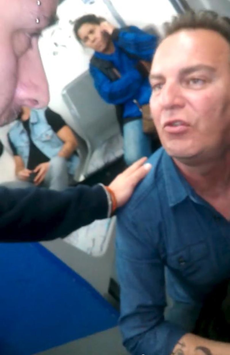 O ιδιοκτήτης του σκύλου ζητά τη βοήθεια των επιβατών