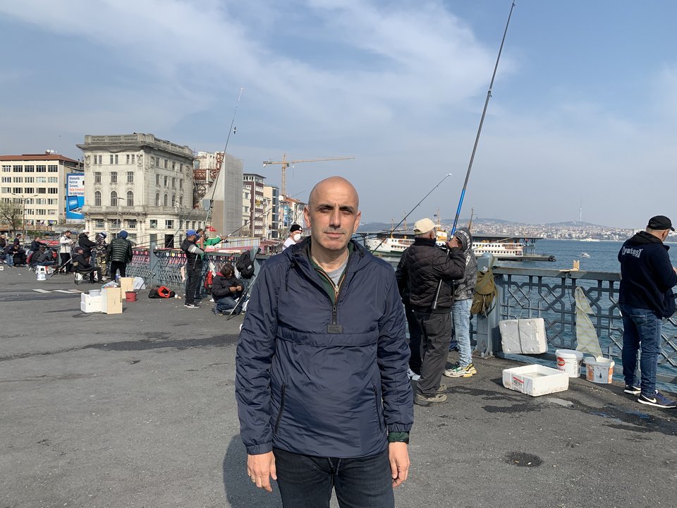 Έχω ζήσει αλλά και έχω καλύψει δημοσιογραφικά πολλά γεγονότα. Πραξικόπημα το 1980, απόπειρα πραξικοπήματος το 2016, τρομοκρατικά χτυπήματα, όμως ποτέ δεν είχα φανταστεί πως οι δρόμοι της θα ερημώσουν τόσο πολύ, θα χάσει τόσο τη ζωντάνια της.