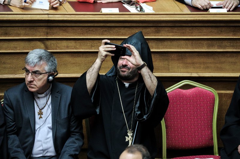 Ιερέας βγάζει σέλφι μέσα στην Ολομέλεια