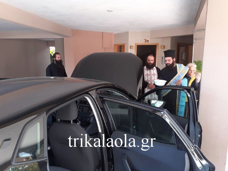 Αγιασμός στο αυτοκίνητο του Αρχιμανδρίτη Παρθενίου