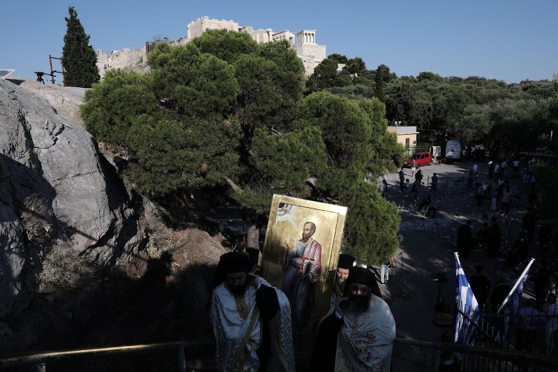Ιερείς μεταφέρουν την εικόνα του Αγίου Παύλου