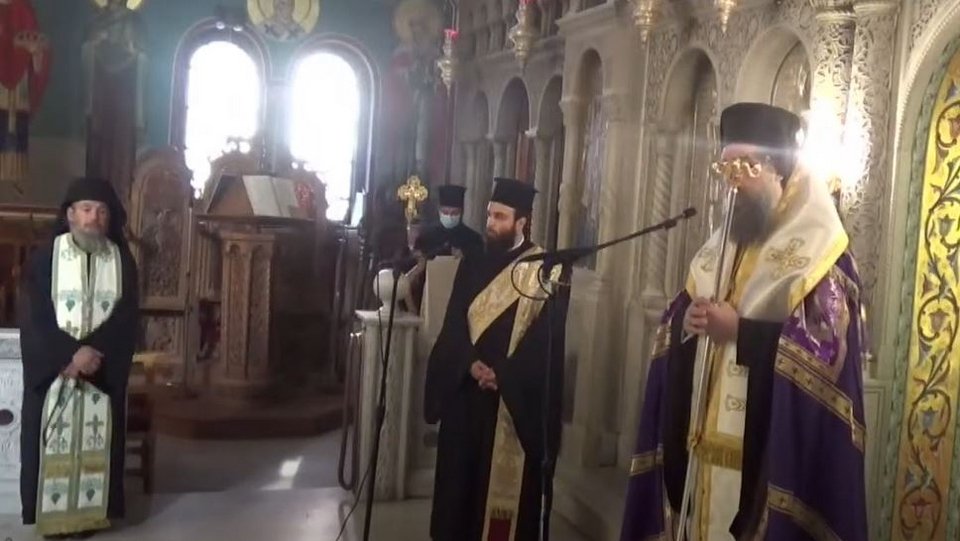 Οι ιερείς στη Μητρόπολη Λαγκαδά που δεν φορούν μάσκα για τον κορωνοϊό
